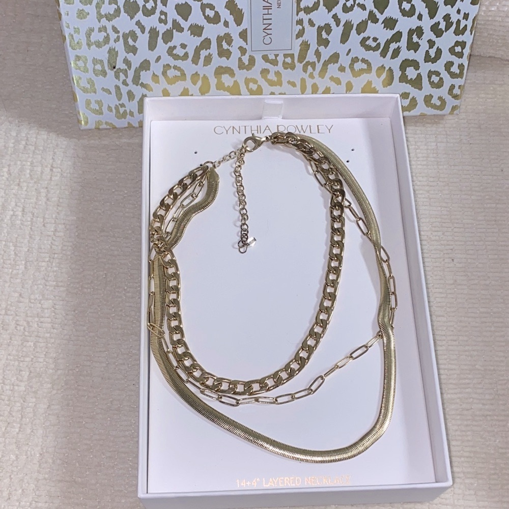 Cynthia Rowley Elegant Gold Chain Necklace